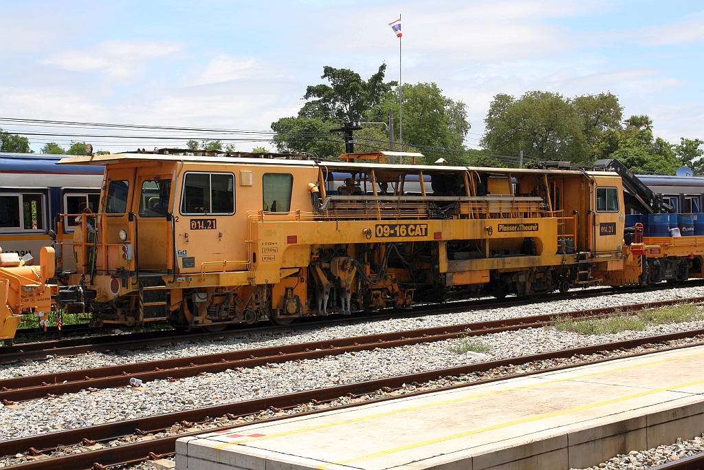 SRT อน.21 (อน.=TM./Tamping Machine) eine Gleisstopfmaschine der Type 09-16.CAT am 03.Mai 2022 in der Chachoengsao Junction.