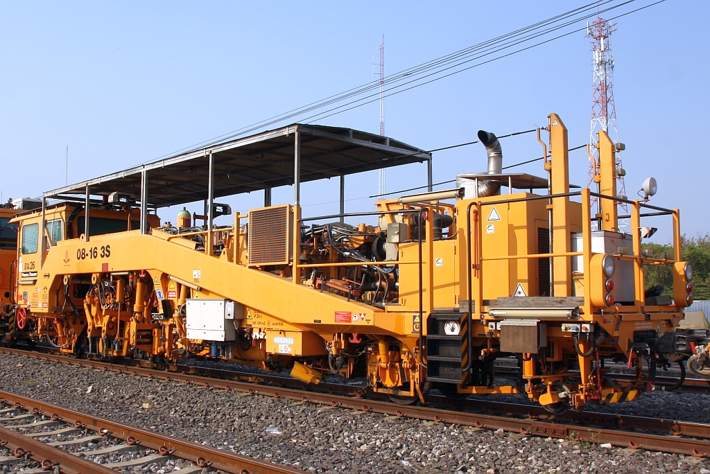 SRT อน.26 (อน.=TM./Tamping Machine) eine Gleisstopfmaschine (Hersteller: Plasser & Theurer, Type 08-16 3S, Baujahr: 2017, Fab.Nr.: 6613) am 30.März 2023 in der Nakhon Sawan Station.