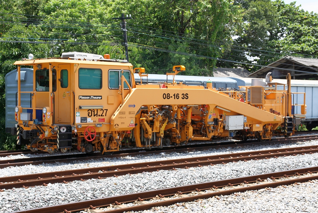 SRT อน.27 (อน.=TM./Tamping Machine) eine Gleisstopfmaschine der Type 08-16 3S am 03.Mai 2022 in der Chachoengsao Junction.