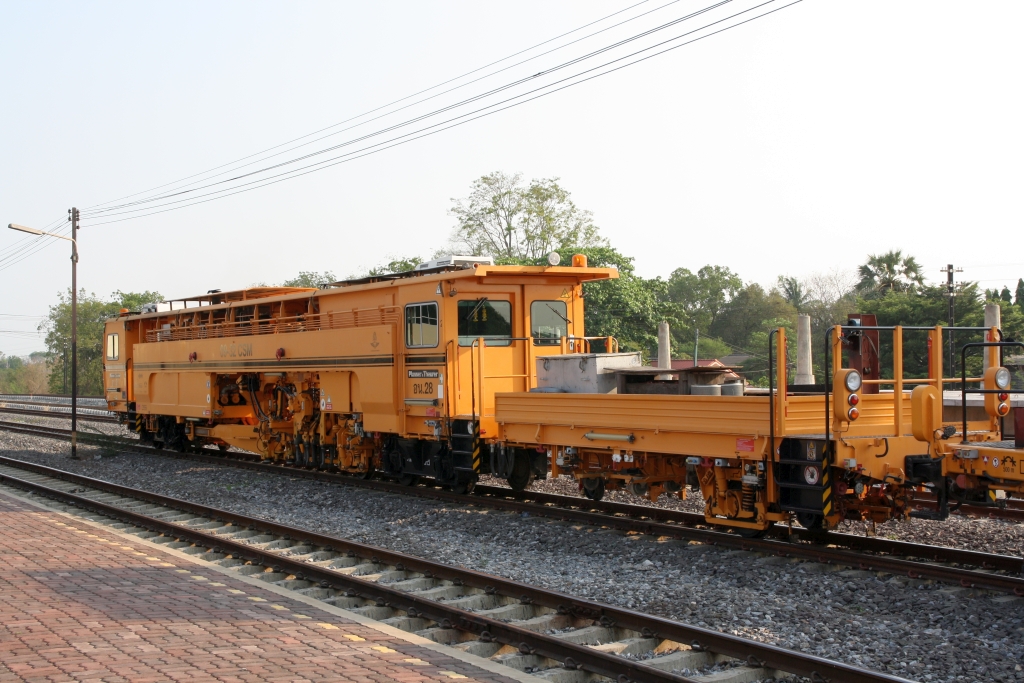 SRT อน.28 (อน.=TM./Tamping Machine) eine Gleisstopfmaschine (Hersteller: Plasser & Theurer, Type Duomatic 09-32 CSM, Baujahr: 2017, Fab.Nr.: 6612) am 30.März 2023 in der Nakhon Sawan Station.