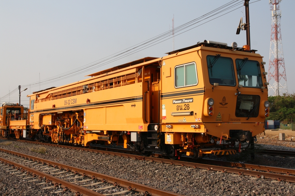 SRT อน.28 (อน.=TM./Tamping Machine) eine Gleisstopfmaschine (Hersteller: Plasser & Theurer, Type Duomatic 09-32 CSM, Baujahr: 2017, Fab.Nr.: 6612) am 30.März 2023 in der Nakhon Sawan Station.