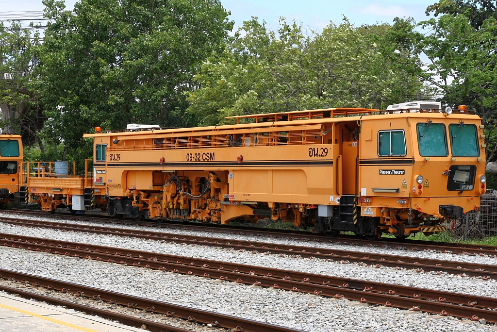 SRT อน.29 (อน.=TM./Tamping Machine) eine Gleisstopfmaschine (Hersteller: Plasser & Theurer, Type Duomatic 09-32 CSM, Baujahr: 2017, Fab.Nr.: 6685) am 03.Mai 2022 in der Chachoengsao Junction.