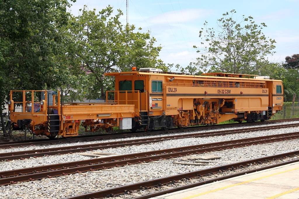 SRT อน.29 (อน.=TM./Tamping Machine) eine Gleisstopfmaschine (Hersteller: Plasser & Theurer, Type Duomatic 09-32 CSM, Baujahr: 2017, Fab.Nr.: 6685) am 03.Mai 2022 in der Chachoengsao Junction.