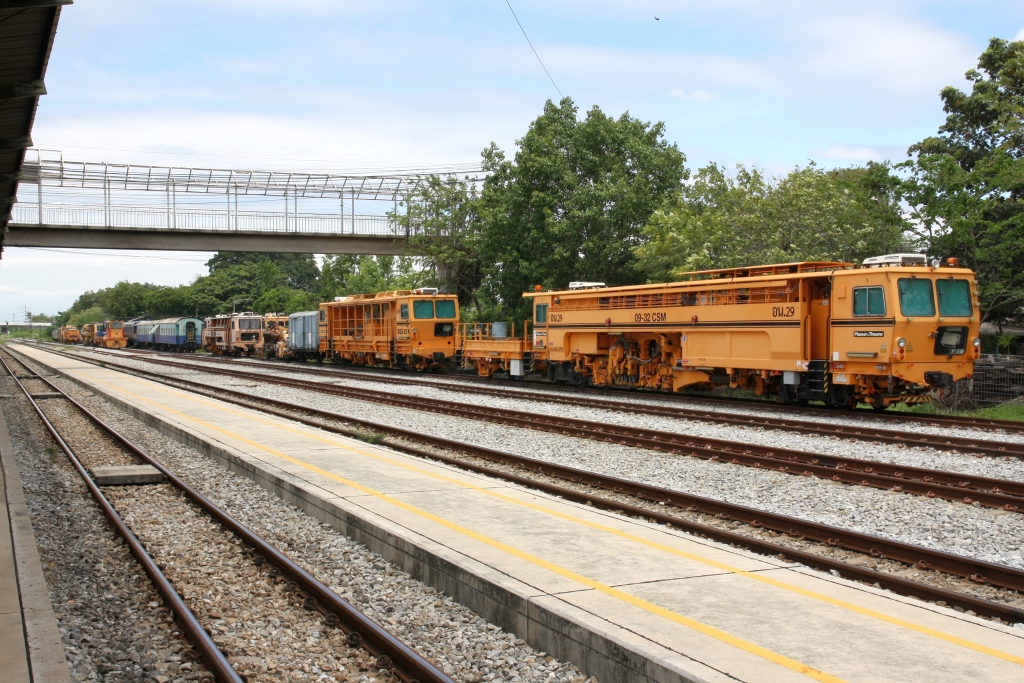 SRT อน.29 (อน.=TM./Tamping Machine) eine Gleisstopfmaschine (Hersteller: Plasser & Theurer, Type Duomatic 09-32 CSM, Baujahr: 2017, Fab.Nr.: 6685) und jede Menge weiterer Bahndienstfahrzeuge am 03.Mai 2022 in der Chachoengsao Junction.