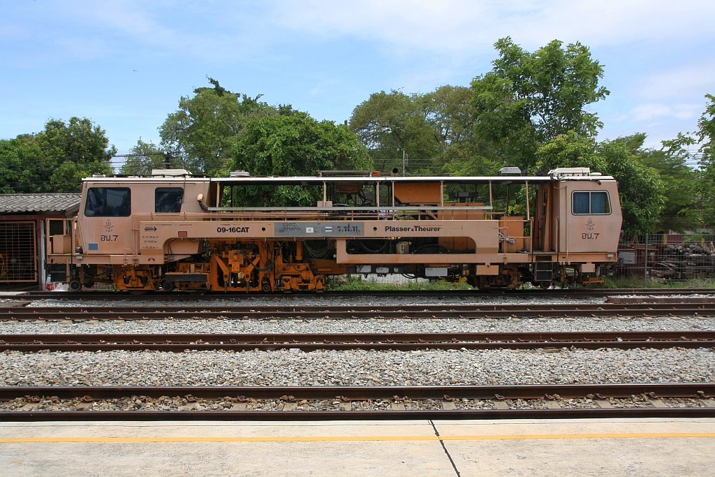 SRT อน.7 (อน.=TM./Tamping Machine) eine Gleisstopfmaschine (Hersteller: Plasser & Theurer, Type 09-16.CAT, Baujahr: 1994, Fab.Nr.: 2687) am 03.Mai 2022 in der Chachoengsao Junction.