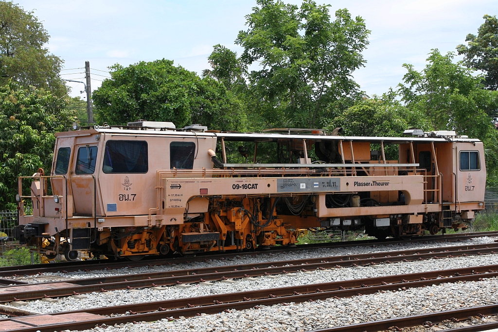 SRT อน.7 (อน.=TM./Tamping Machine) eine Gleisstopfmaschine (Hersteller: Plasser & Theurer, Type 09-16.CAT, Baujahr: 1994, Fab.Nr.: 2687) am 03.Mai 2022 in der Chachoengsao Junction.