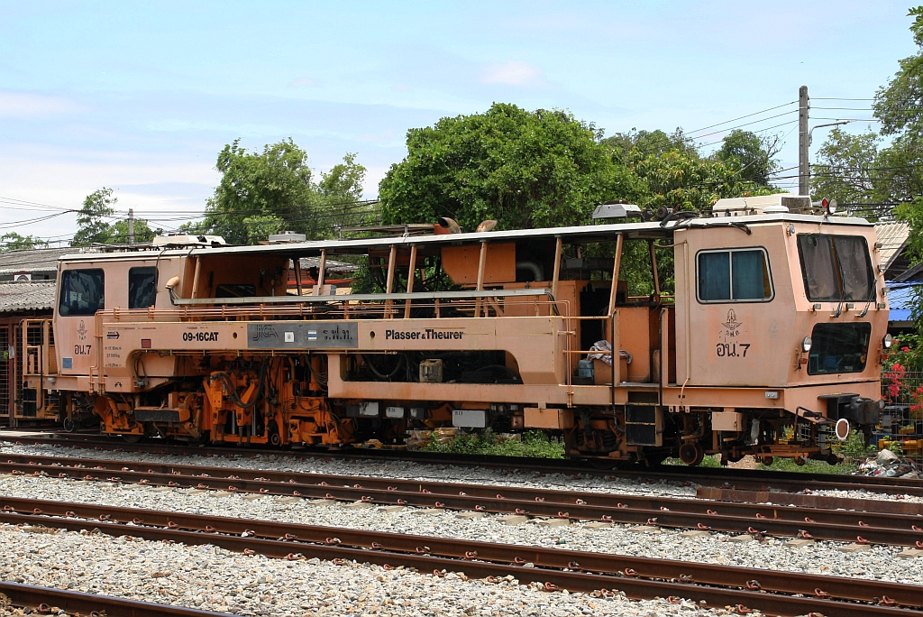 SRT อน.7 (อน.=TM./Tamping Machine) eine Gleisstopfmaschine (Hersteller: Plasser & Theurer,  Type 09-16.CAT, Baujahr: 1994, Fab.Nr.: 2687) am 03.Mai 2022 in der Chachoengsao Junction.