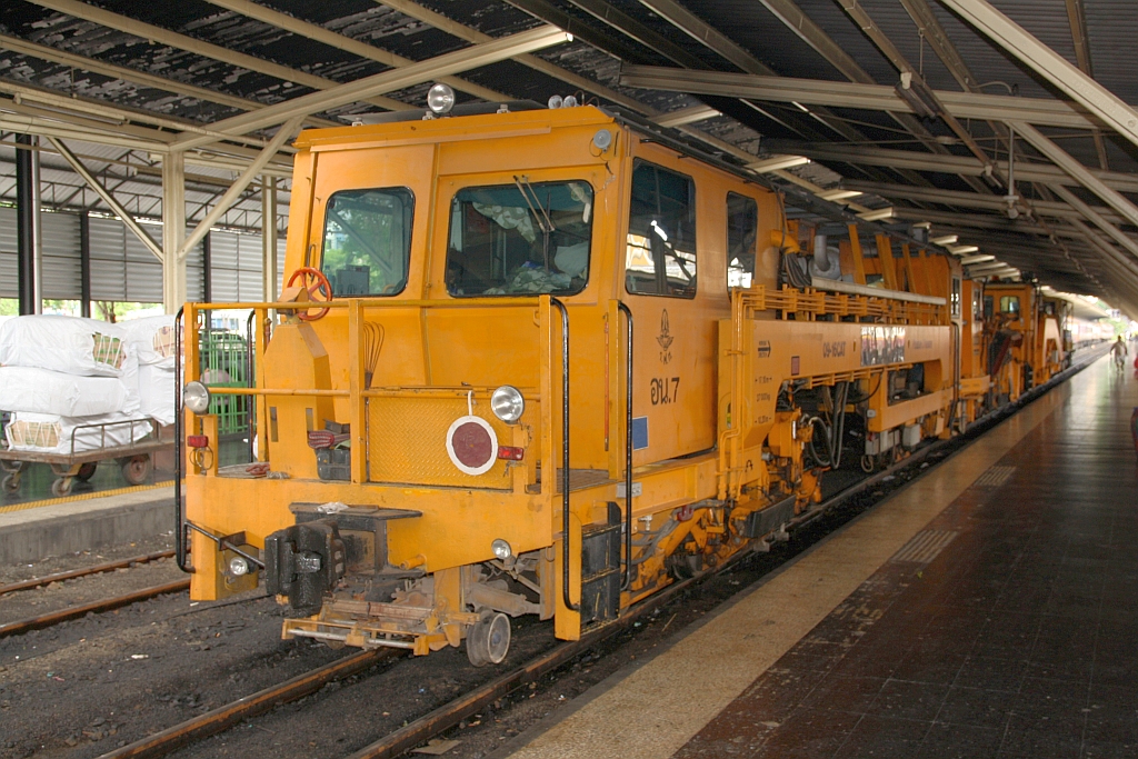 SRT อน.7 (อน.=TM./Tamping Machine) eine Gleisstopfmaschine (Hersteller: Plasser & Theurer, Type 09-16.CAT, Baujahr: 1994, Fab.Nr.: 2687) am 15.Mai 2018 in Hua Lamphong.