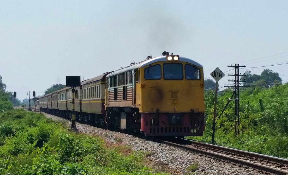 SRT 4004 mit Ord 254 Lang Suan - Bangkok-Thonburi hat am 05.02.17 soeben den Bahnhof Wang Phong verlassen.