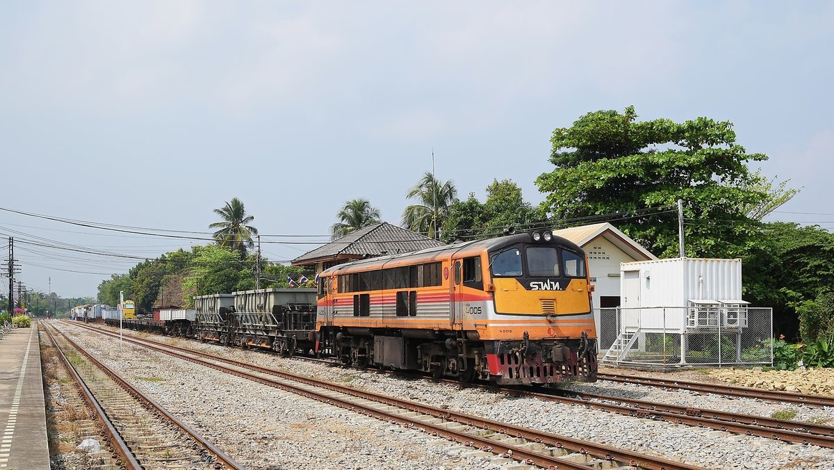 SRT 4005 steht abgestellt am 08.02.18 im Bahnhof Phetchaburi.