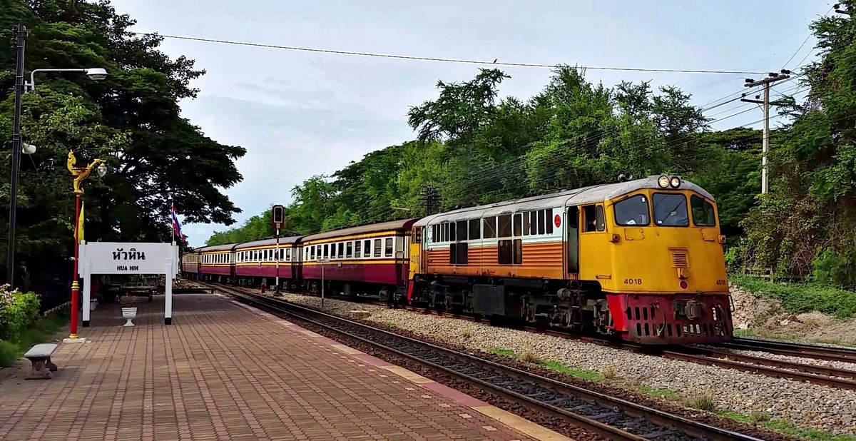 SRT 4018 mit Ord 254 Lang Suan - Bangkok-Thonburi fährt am 17.06.16 in den Bahnhof Hua Hin ein.
