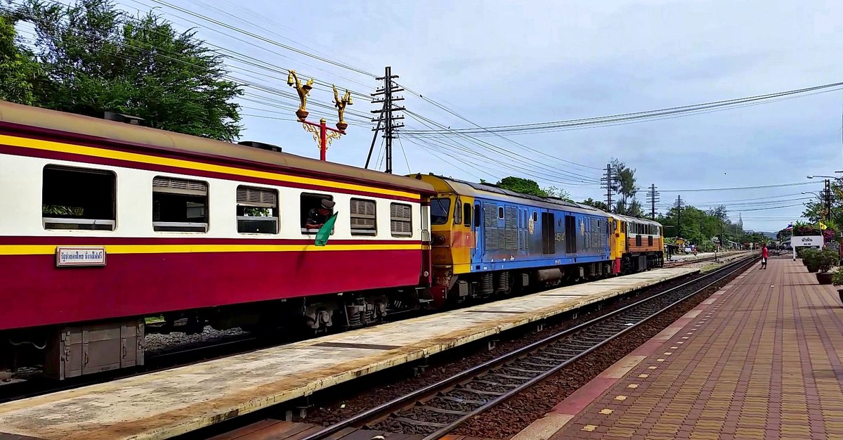 SRT 4018 verlässt mit Ord 254 Lang Suan - Bangkok-Thonburi und der als Wagenlok eingereihten 4514 am 17.06.16 den Bahnhof Hua Hin.
