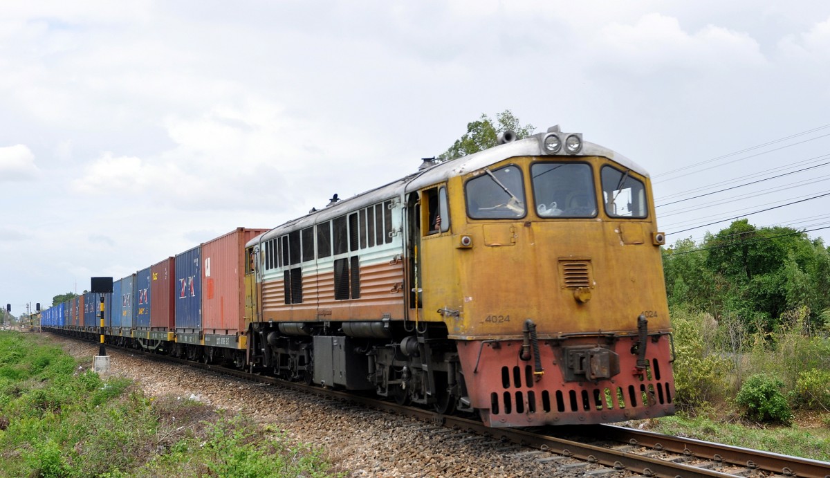 SRT 4024 ist am 29.07.14 auf der Südstrecke in Wang Phong mit einem Containerzug Richtung Bangkok unterwegs.