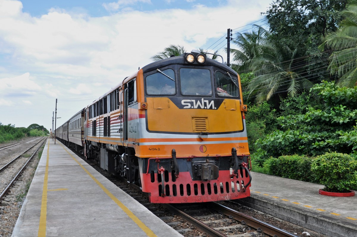 SRT 4041 fährt mit Ord 254 Lang Suan - Bangkok-Thonburi am 24.07.14 in den Bahnhof Pran Buri ein.