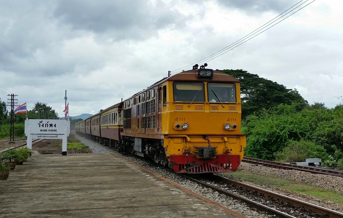 SRT 4111 mit Ord 255 Bangkok-Thonburi - Lang Suan fährt am 03.02.17 in den Bahnhof Wang Phong ein.