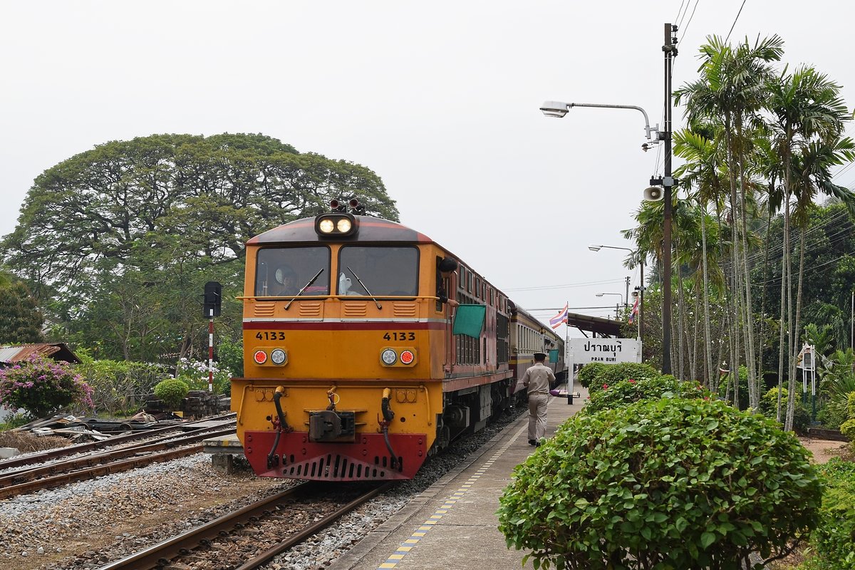 SRT 4133 mit Ord 254 Lang Suan - Bangkok-Thonburi verlässt am 12.02.18 den Bahnhof Pran Buri.