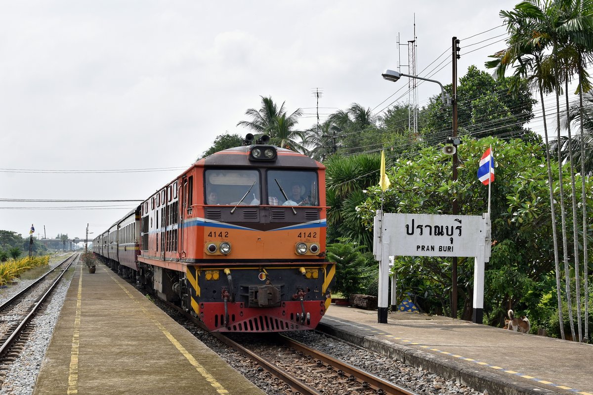 SRT 4142 mit Ord 254 Lang Suan - Bangkok-Thonburi verlässt am 11.11.18 den Bahnhof Pran Buri.