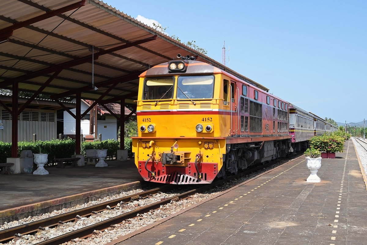 SRT 4152 mit Ord 255 Bangkok-Thonburi - Lang Suan fährt am 01.02.18 in den Bahnhof Wang Phong ein.