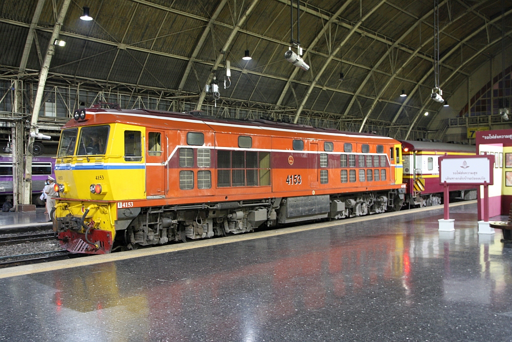 SRT 4153 (Co'Co', de, Alsthom, Bj.1974) am 29.April 2022 nach der Ankunft mit dem ORD 276 von Ban Klong Luek Border in der Hua Lamphong Station.