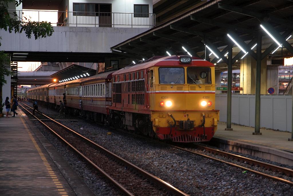 SRT 4301 (Co'Co', de, Alsthom, Bj.1983) am 29.April 2022 mit dem ORD 371 (Hua Lamphong - Prachin Buri) in der Lat Krabang Station.
