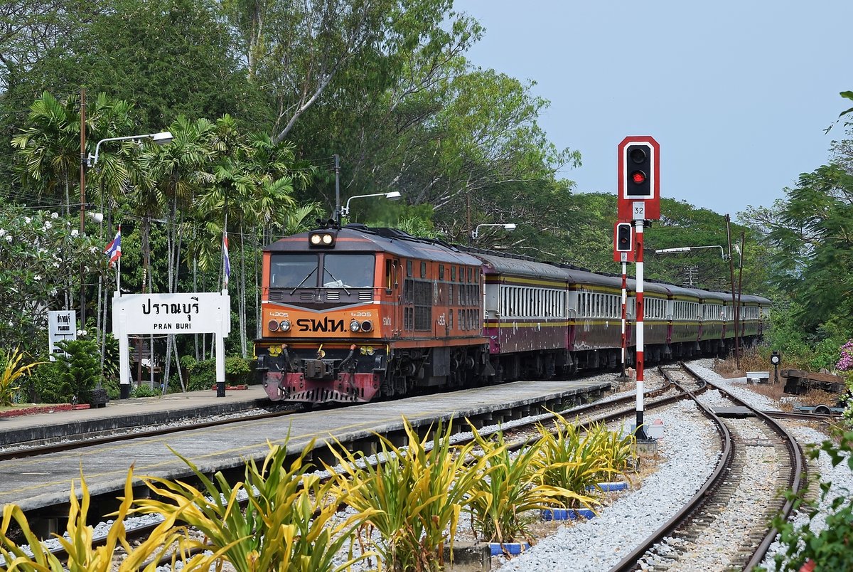 SRT 4305 mit Ord 255 Bangkok-Thonburi - Lang Suan erreicht am 28.01.18 den Bahnhof Pran Buri.