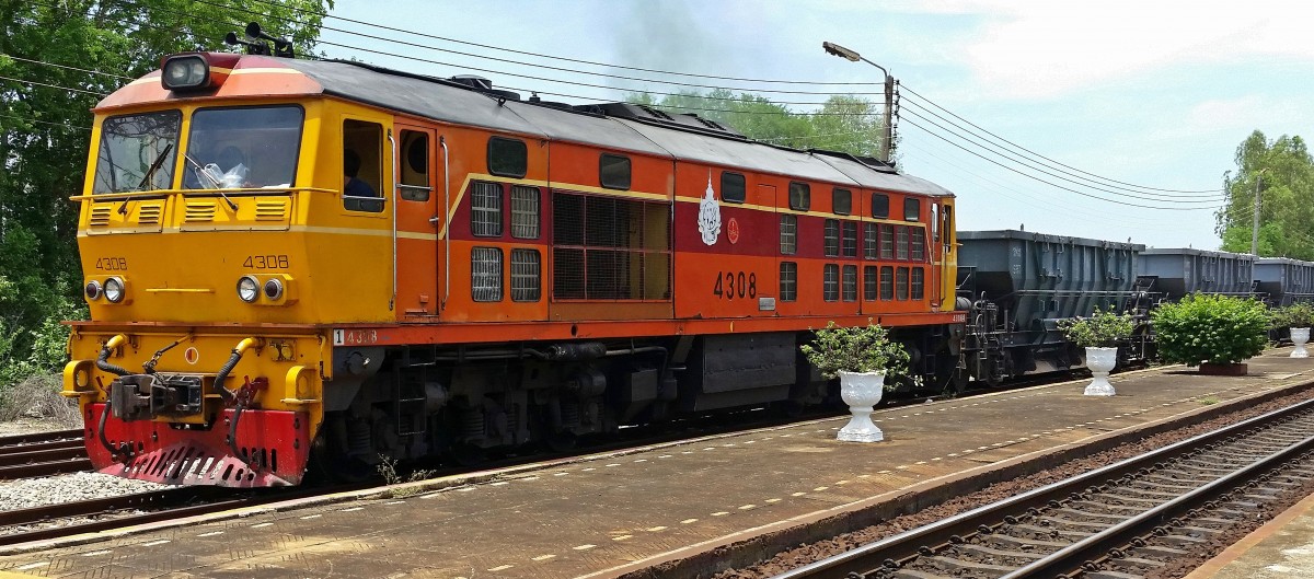 SRT 4308 mit einem kurzen Schüttgutwagenzug verläßt am 24.07.15 den Bahnhof Wang Phong nach einer Zugkreuzung in Richtung Bangkok.