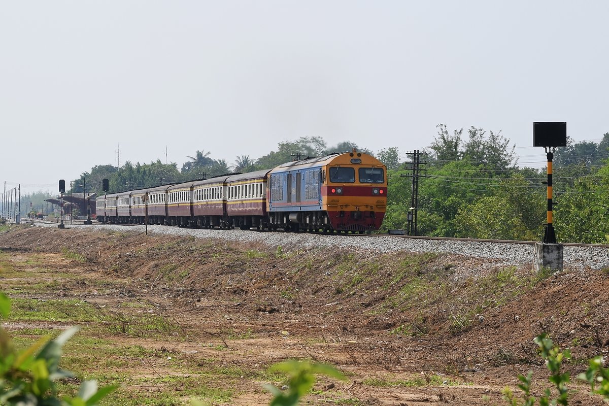 SRT 4509 mit Ord 254 Lang Suan - Bangkok-Thonburi verlässt in der Mittagshitze des 15.02.18 den Bahnhof Wang Phong.