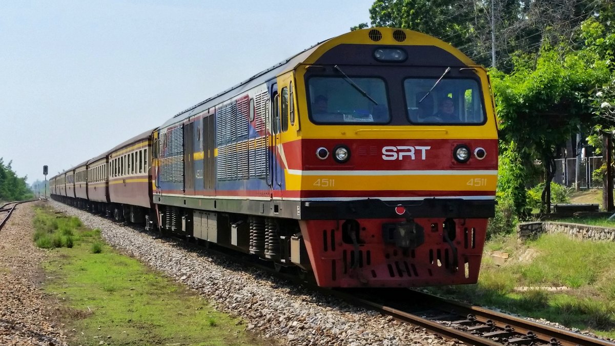 SRT 4511 mit Ord 254 Lang Suan - Bangkok-Thonburi kurz vor der Einfahrt in den Bahnhof Wang Phong am 02.02.17 (vom südlichen Bahnsteigende zwischen dem Haupt- und einem Nebengleis aus fotografiert).