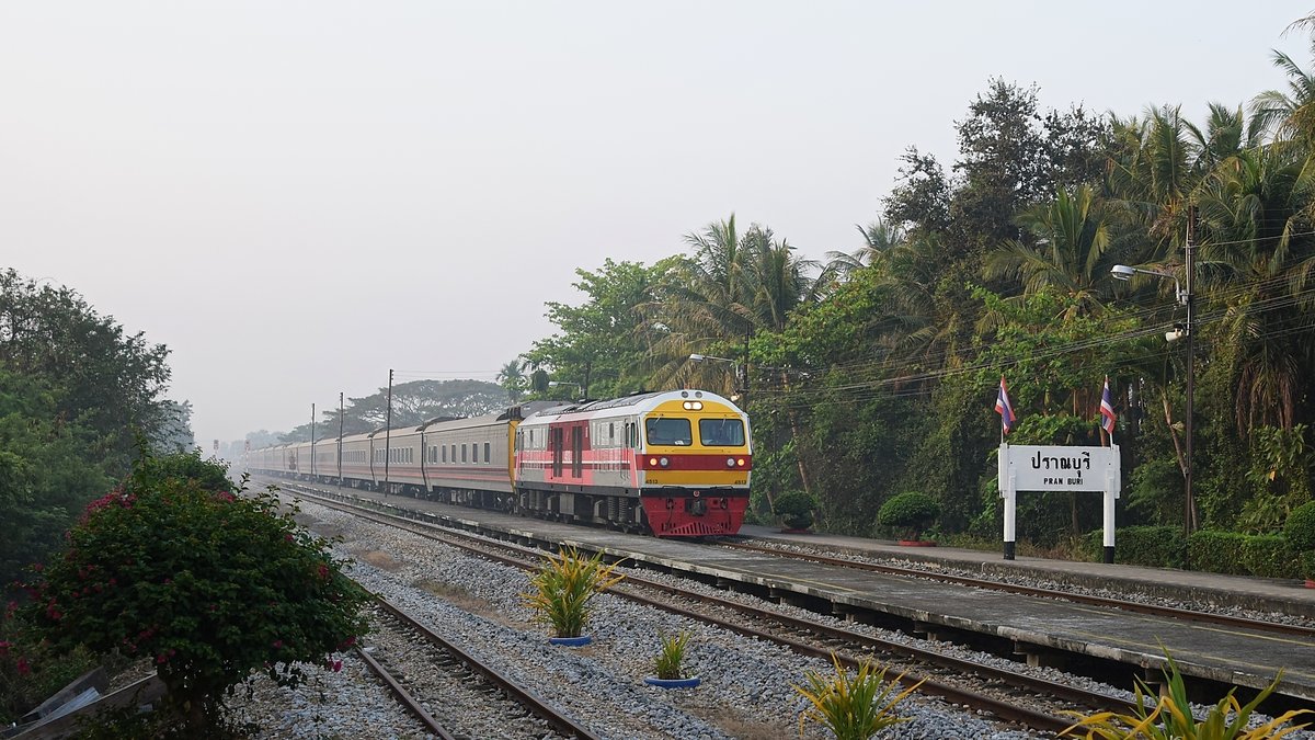 SRT 4513 passiert mit dem aus neuen Schlafwagen chinesischer Produktion bestehenden Sp Exp 32 Hat Yai Junction - Bangkok Hua Lampong im Morgendunst des 16.02.18 mit reichlich Verspätung den Bahnhof Pran Buri.
