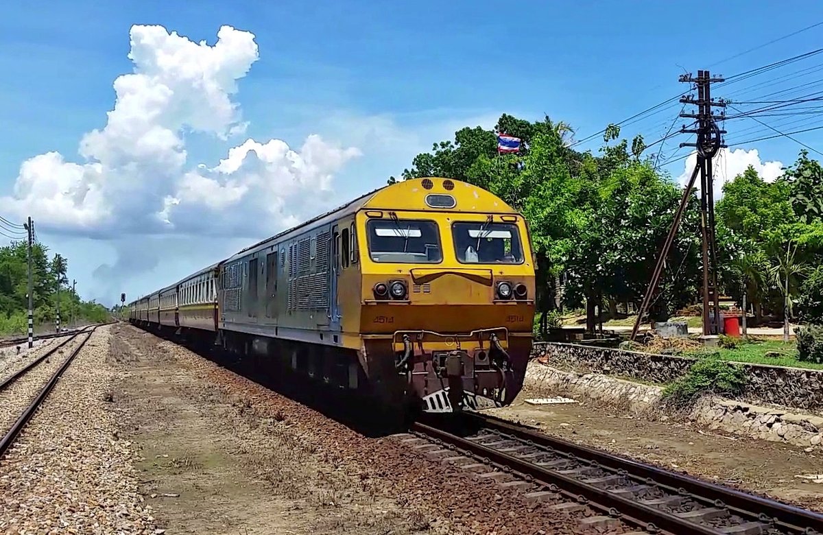 SRT 4514 mit Ord 254 Lang Suan - Bangkok-Thonburi fährt am 19.06.16 in den Bahnhof Wang Phong ein (vom südlichen Bahnsteigende zwischen dem Haupt- und einem Nebengleis aus fotografiert).