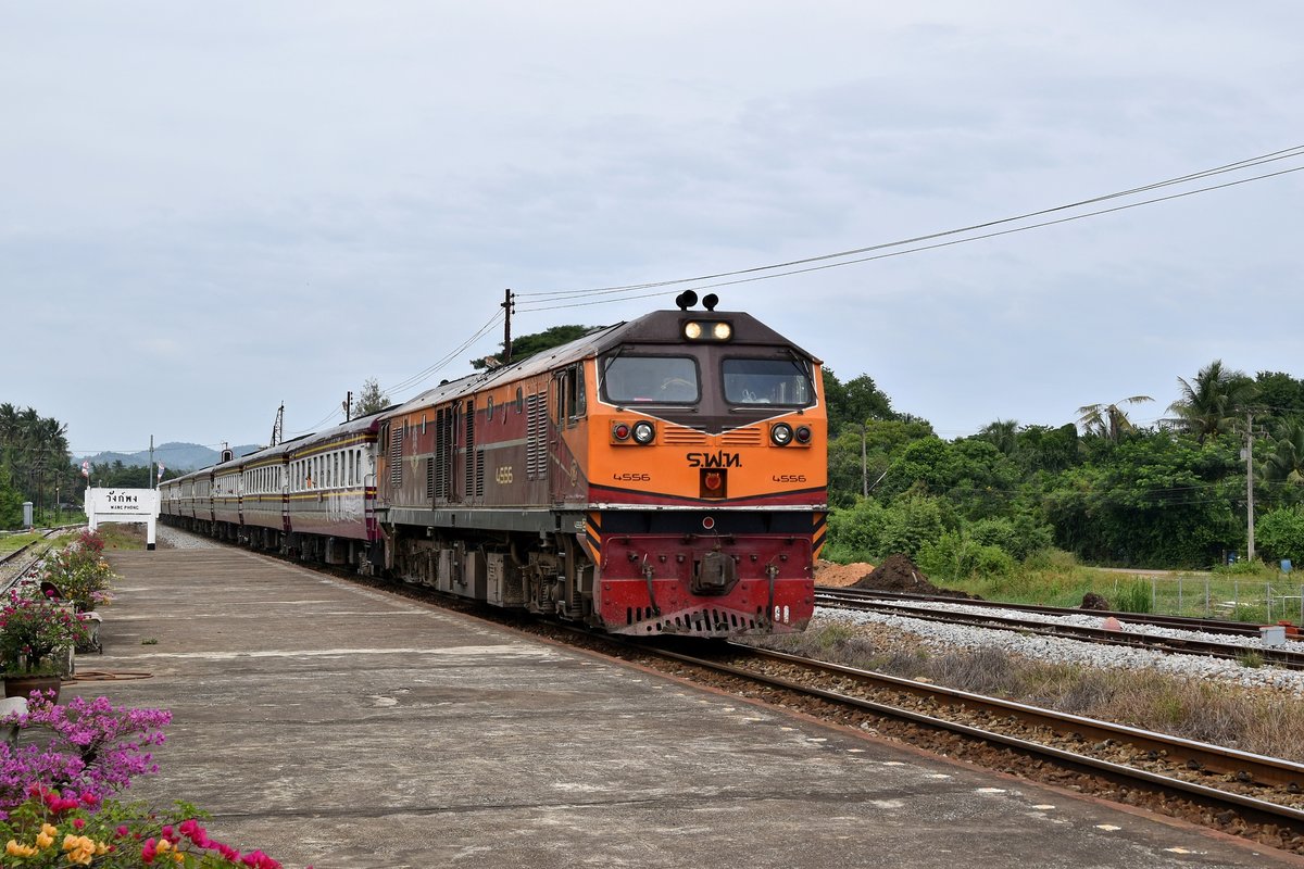 SRT 4556 mit Ord 255 Bangkok-Thonburi - Lang Suan erreicht am 28.10.18 den Bahnhof Wang Phong.