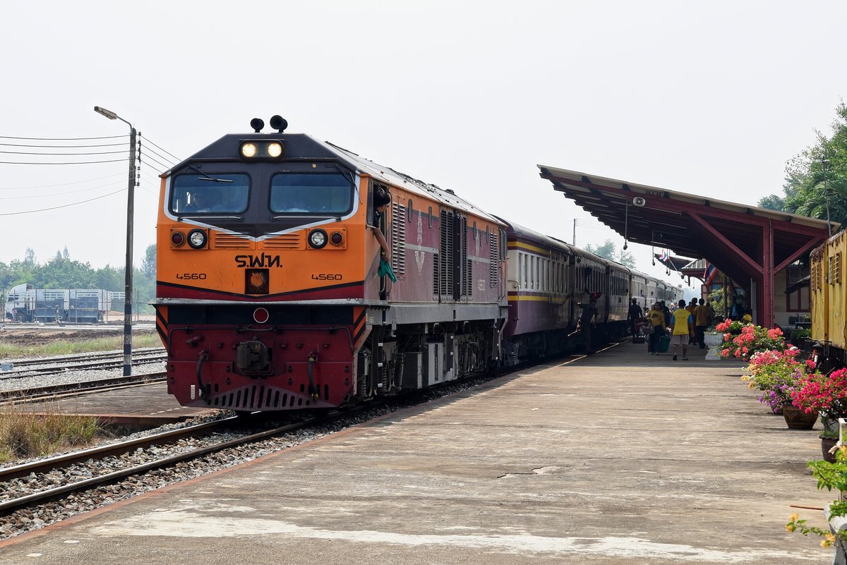 SRT 4560 mit Ord 254 Lang Suan - Bangkok Thonburi macht am 05.02.18 Halt in Wang Phong. 05.02.18)