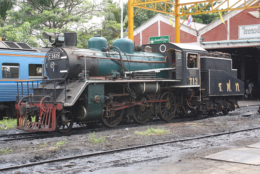 SRT 713 (ex JNR C56.15, 1'C-h2, Hitachi, Bauj. 1935, Fab.Nr. 628) betriebsfähig abgestellt im Depot Thon Buri am 31.Mai 2013.