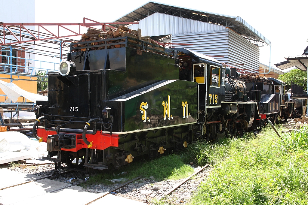 SRT 715 (ex JNR C56.17, 1'C-h2, Nippon Sharyo, Bauj. 1935, Fab.Nr. 374) am 22.Juni 2019 im Depot Thon Buri. Im Hintergrund die SRT 713 (ex JNR C56.15, 1'C-h2, Hitachi, Bauj. 1935, Fab.Nr. 628).