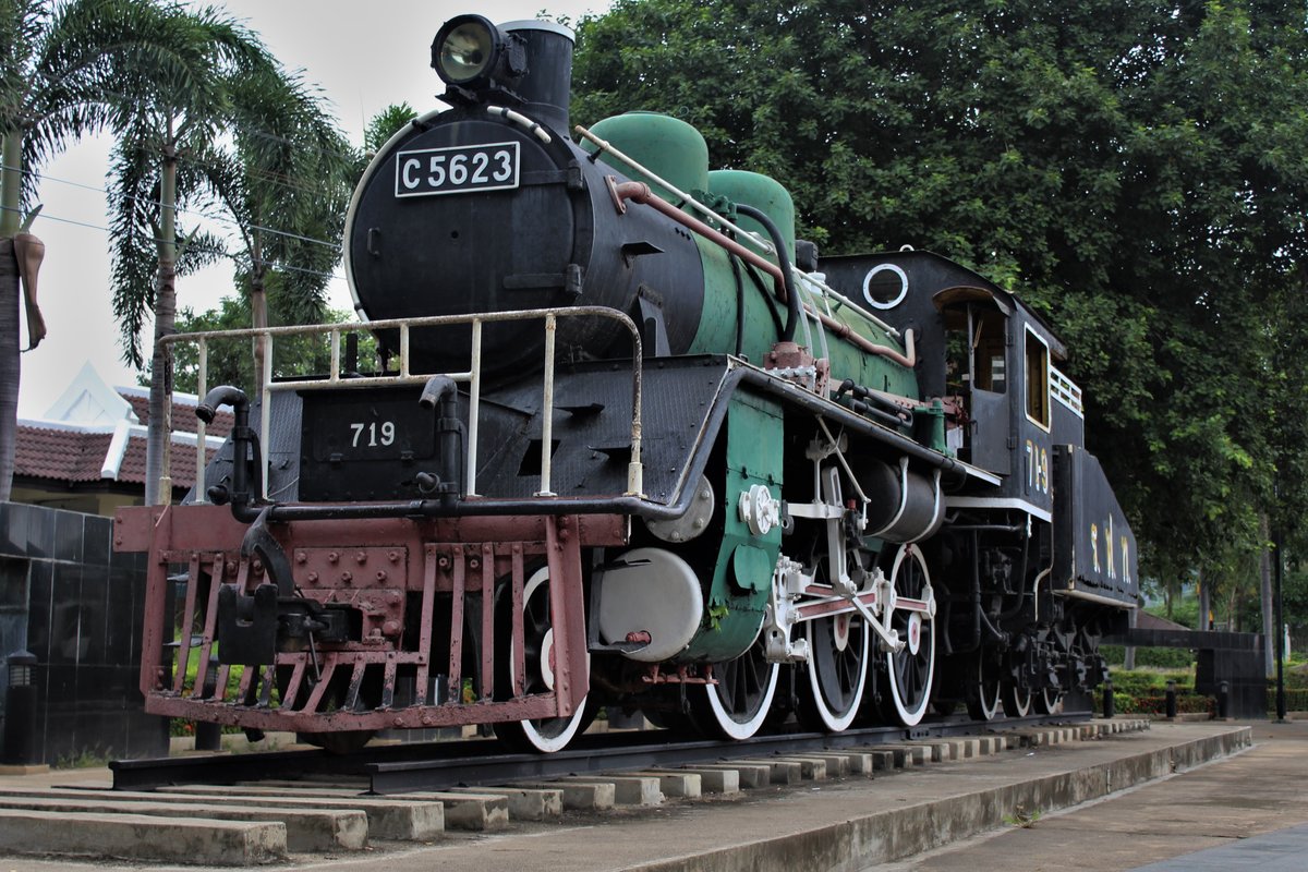 SRT 719 ex JNR Class C5623 neben der River Kwai Railway Station bei Kanchanaburi. Samstag, 5. August 2017
