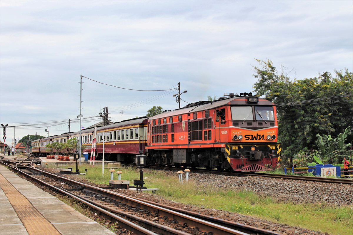 SRT AHK 4217 (Baujahr: 1980) bei der Abfahrt mit dem ORD 208 von Nakhon Sawan - Bangkok im Bahnhof Ayyuthaya.

9. August 2017