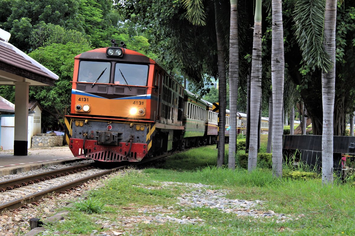 SRT ALS 4131 erreicht mit ORD 257 von Thon Buri nach Nam Tok den Bahnhof Saphan Kwai Yai bei Kanchanaburi. Der ORD 257 hatte eine Verspätung von genau einer Viertelstunde gehabt.
6. August 2017