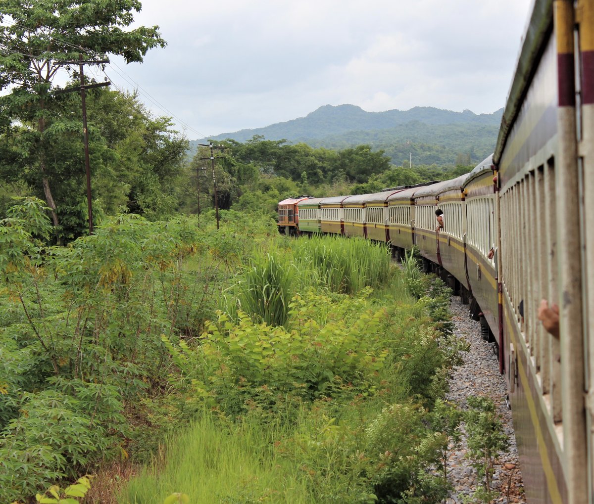 SRT ALS 4131 unterwegs mit ORD 257 von Thon Buri nach Nam Tok zwischen den Stationen Lumsum und Saphan Kwai Yai. Der ORD 257 hatte eine Verspätung von genau einer Viertelstunde gehabt. 6. August 2017