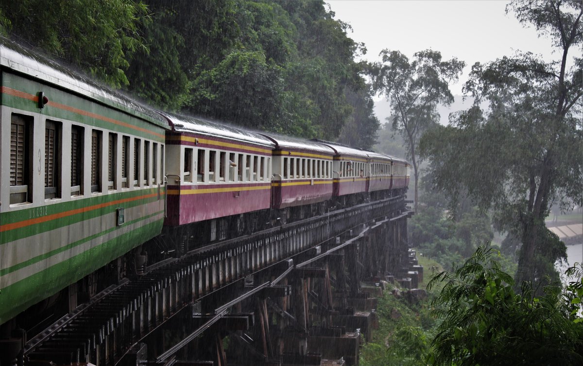SRT ALS 4131 unterwegs unter strömendem Regen mit Ordinary (ORD) 258 von Nam Tok nach Thon Buri auf der Trestle-Brücke auf der  Death Railway  zwischen den Bahnhöfen Saphan Tham Krasae und Tham Krasae. Sonntag, 6. August 2017 