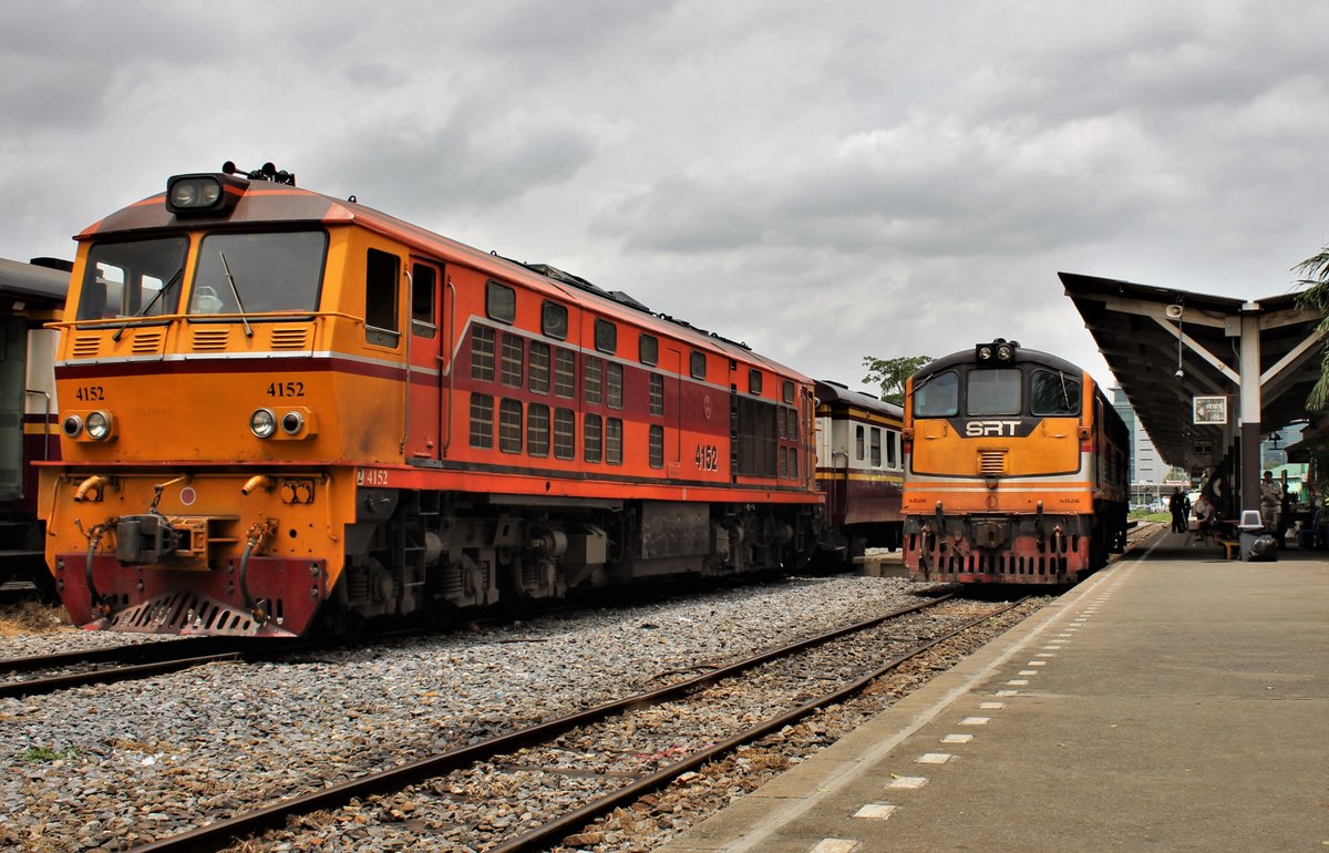SRT ALS 4152 mit ORD Nr. 251, trifft die SRT GEK 4026 im Bahnhof Thon Buri. Freitag, 4. August 2017 
(ORD = Ordinary)