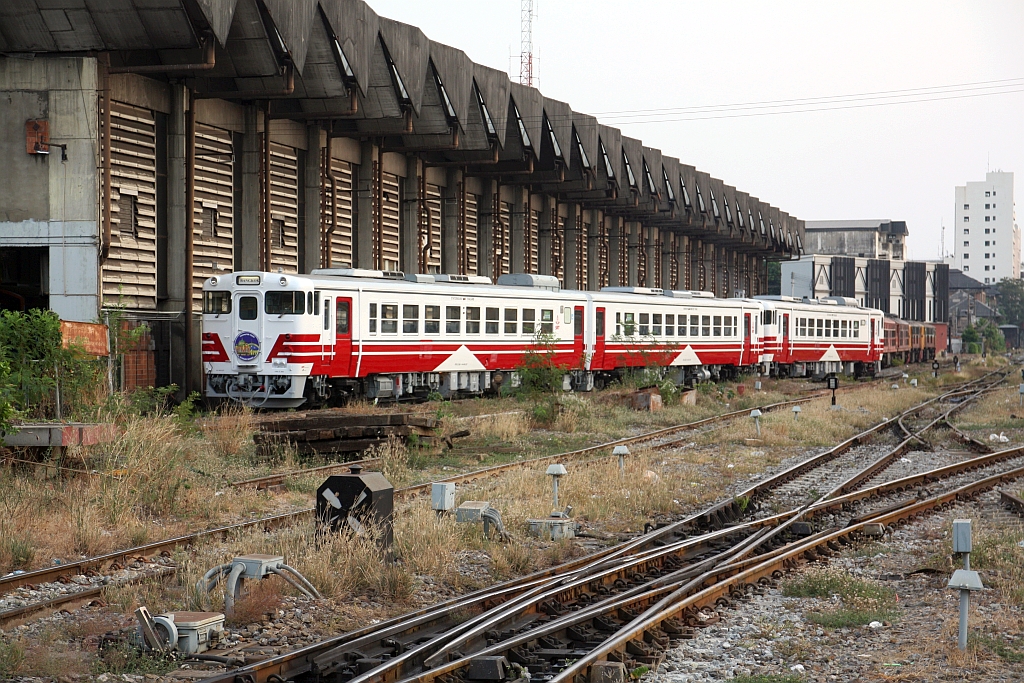 SRT APD. 806 (ex JR East KIHA 48-537), APD. 808 (ex JR East KIHA 48-1507) und APD. 701 (ex JR East KIHA 40-521) am Morgen des 19.April 2026 im Depot Hua Lamphong auf dem Weg zur Station.