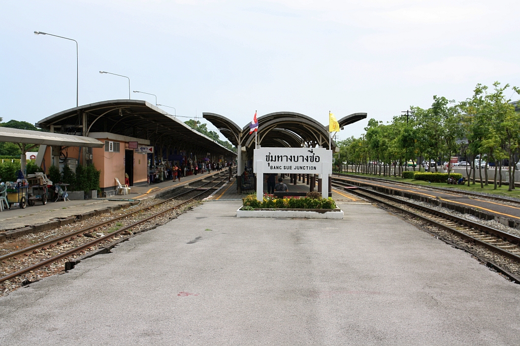 SRT Bang Sue Junction am 01.Mai 2022. Inzwischen ist der Fußgängerübergang entfernt worden.
