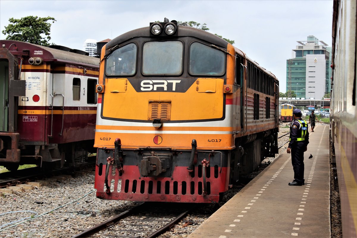 SRT GEK 4017 am 4. August 2017 neben ORD 259 im Bahnhof Thon Buri. Die Lok wird dann vor dem ORD 259 Thon Buri-Nam Tok vorgespannt.