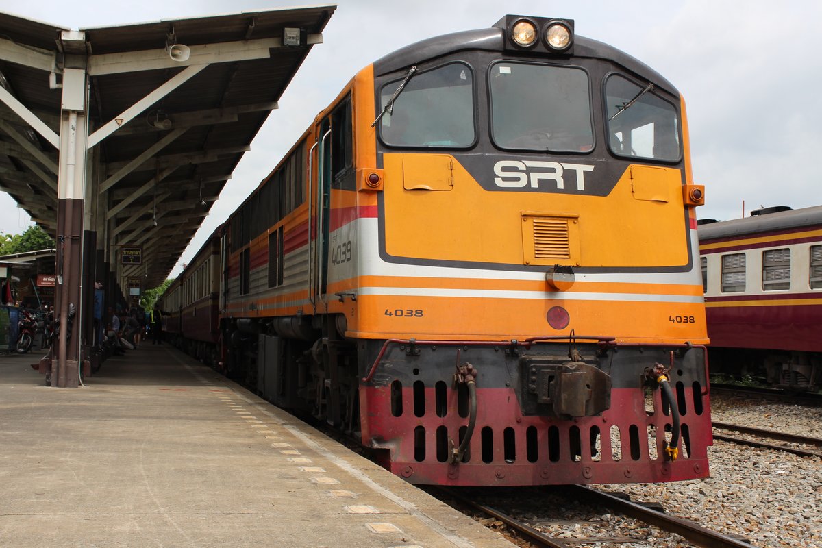SRT GEK 4038 mit Schnellzug im Bahnhof Thonburi. Freitag, 4. August 2017