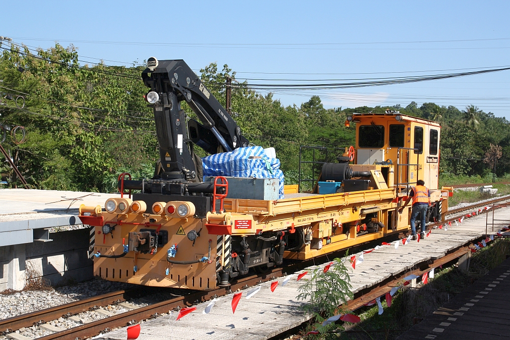 SRT Oberbauwagen รบน.044 (Hersteller: Plasser & Theurer/Spanien, TG 80-M, Baujahr: 2014, Fab.Nr.: 6267) am 08.Dezember 2023 in der Bang Saphan Yai Station.