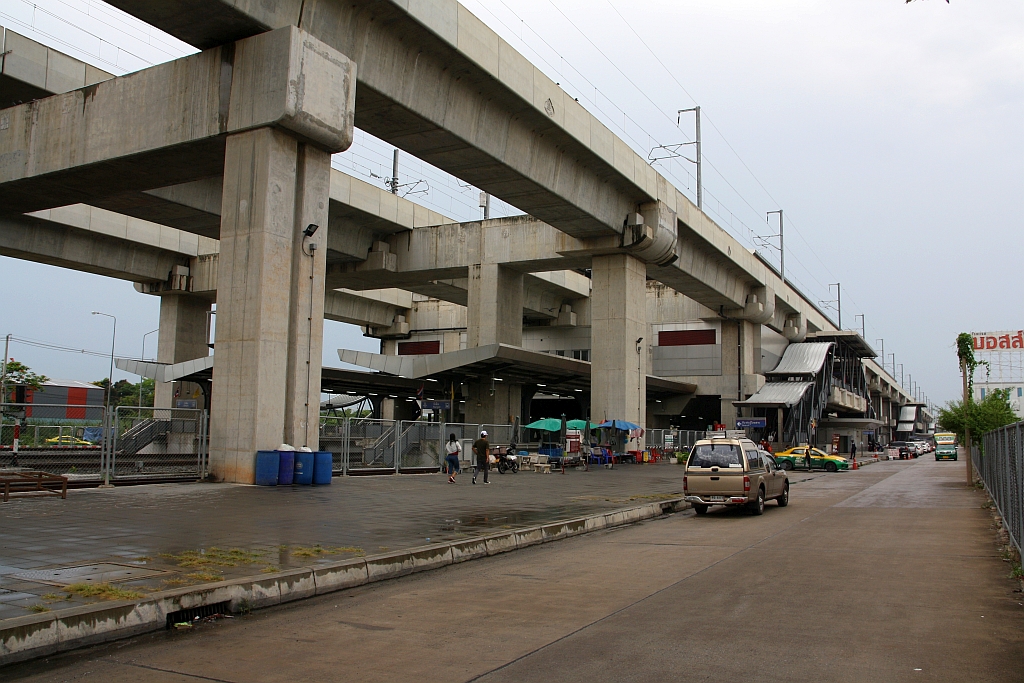 SRT Rangsit Station (ebenerdig) und die hochlagige SRTET Rangsit Station (RN10) am 01.Mai 2022.