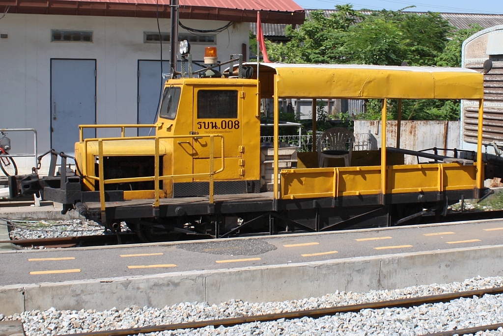 SRT Schwerkleinwagen รบน.008 am 29.Mai 2013 in der Hua Mak Station.