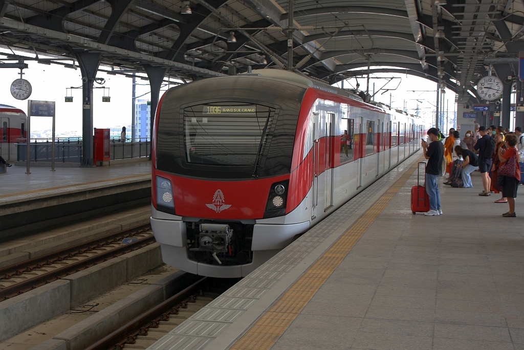 SRTET 10xx als Zug 1036 nach Bang Sue Grand Station am 28.April 2023 in der SRTET Don Muang Station (RN08).