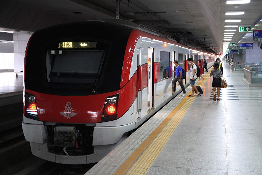 SRTET 1121 (Hitachi, Type AT100, Baujahr 2020) am 01.Mai 2022 als Zug 1029 nach Rangsit (RN10) auf Gleis 3 der SRTET Bang Sue Grand Station (RN01).