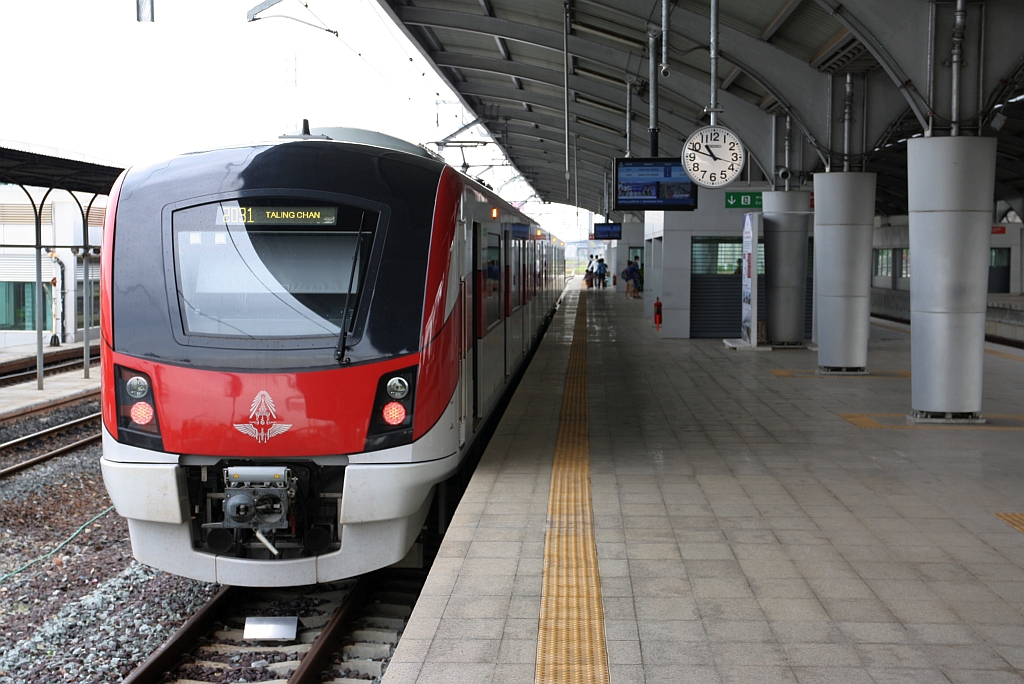 SRTET 2081 (Hitachi, Type AT100, Baujahr 2020) nach der Ankunft als Zug 2031 von Bang Sue Grand Station (RN01) am 01.Mai 2022 in der SRTET Taling Chan Station (RW06).